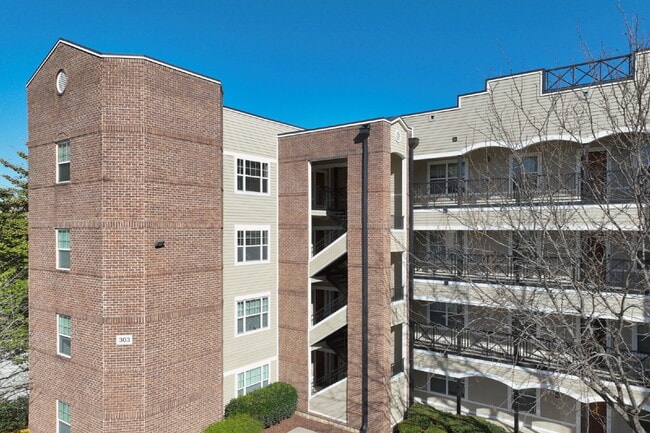 Building Photo - Spacious Germantown Gem! Unit Apt 406