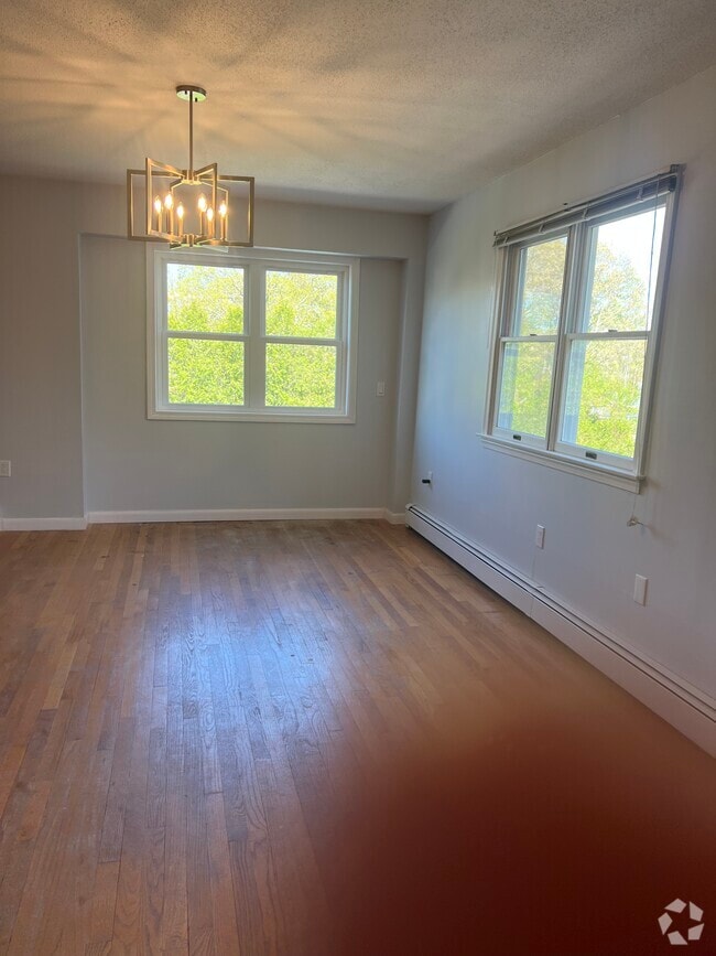 Building Photo - 5 Boiling Spring Ave Unit Beautiful 2nd floor apt