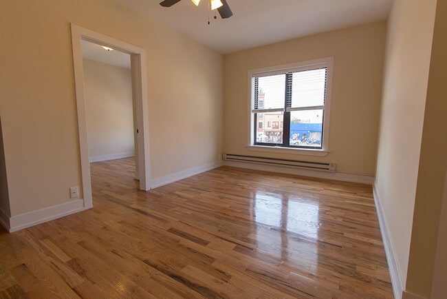 Building Photo - 909 W Cornelia Ave Unit J08P