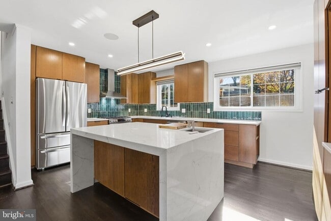 Photo - 3700 Emily St