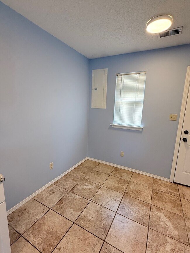 Photo - 2 Bedroom Duplex Near City Park – Alley Access & Off-Street Parking