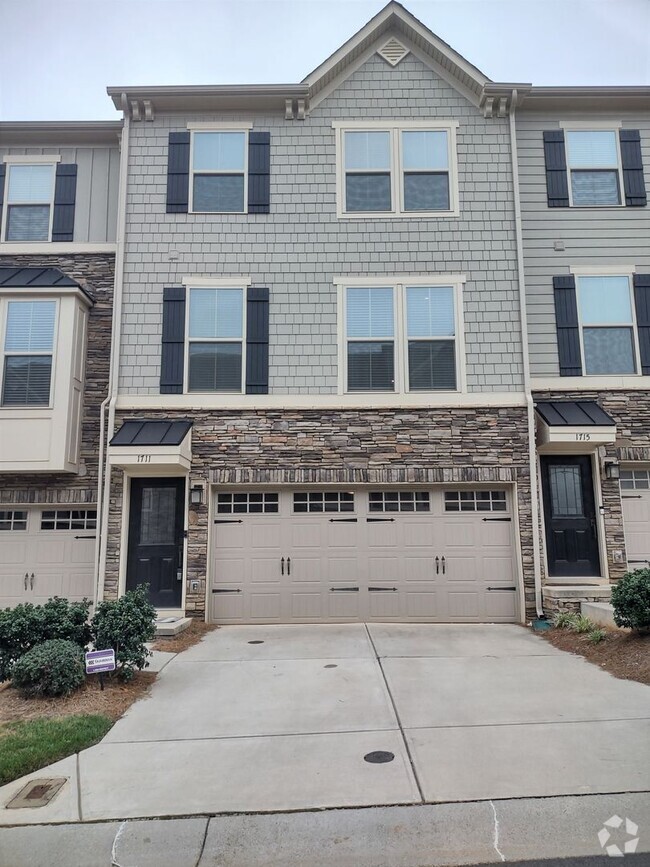 Building Photo - Move In Ready Townhome located in Townes o...