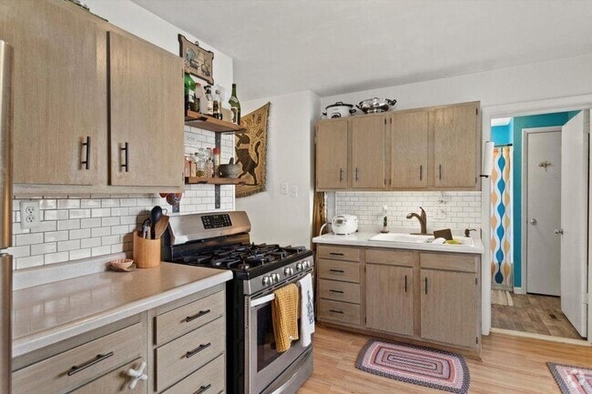 Building Photo - 2462 S Howell Ave Unit 1 First Floor Rental