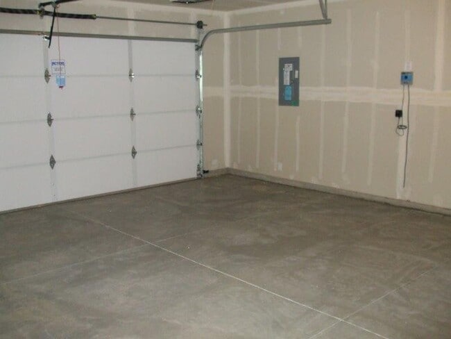 Photo - NICE 3 bed 2 bath 2 car garage avail aroun... House