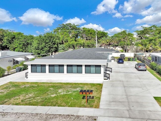 Building Photo - 12400 NE 11th Ct Unit 1