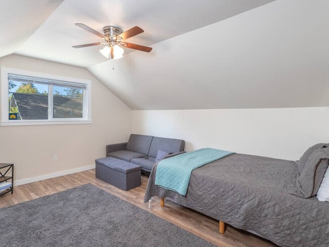 Photo - 1427 E Hays St Unidad ID1324056P