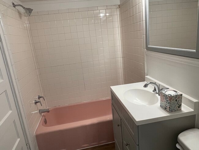 Bath - 504 Glover St