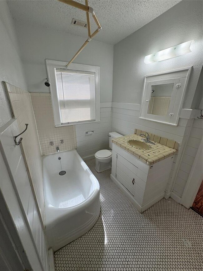 Photo - 915 W 29th St