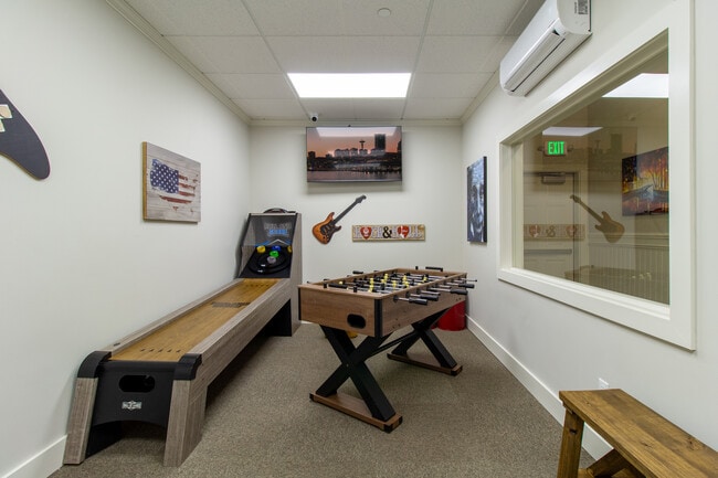 Madison Place Game Room - Cambridge Place/Madison Place