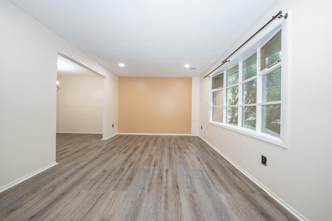 Photo - 403 Woodside Cir
