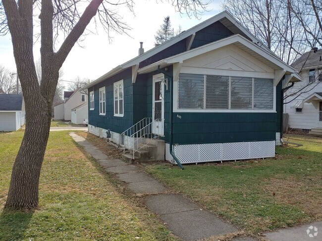 Building Photo - Three Bedroom Two Bath Home Available May ...