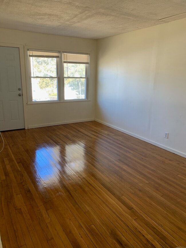 Photo - 49 DuPont Pl Unit 49