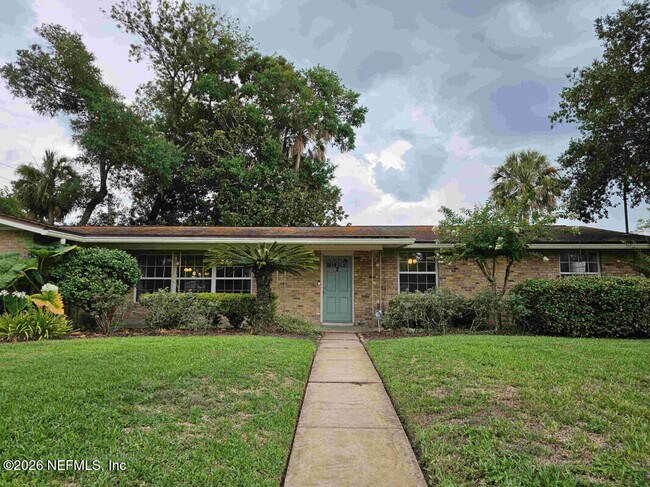 Building Photo - 2 Fairway Rd