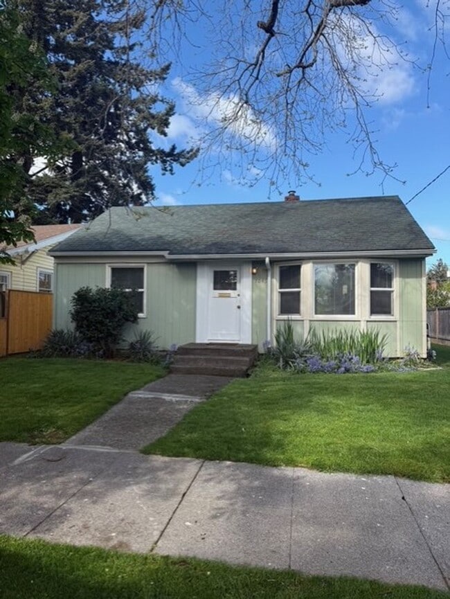 Building Photo - Arbor Lodge Gem