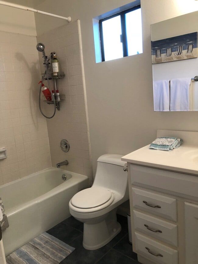 Photo - 837 Bard St