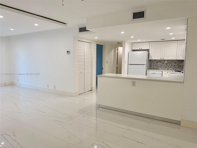 Photo - 5415 Collins Ave Unit 304