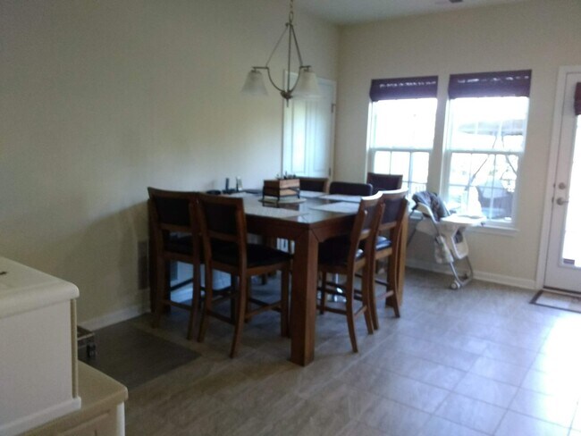 Photo - 904 Pointe View Dr