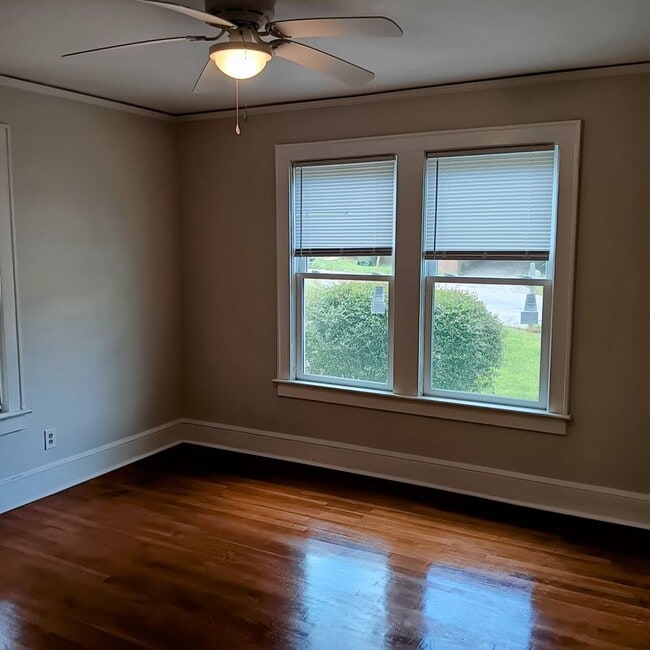 Photo - 246 Mathewson Pl SW