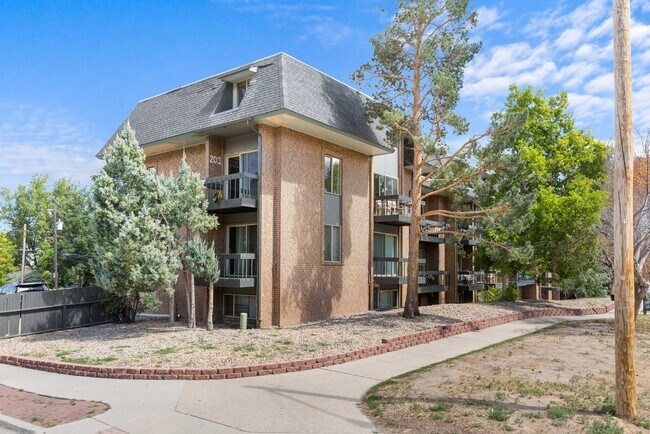 Photo - 1065 University Ave