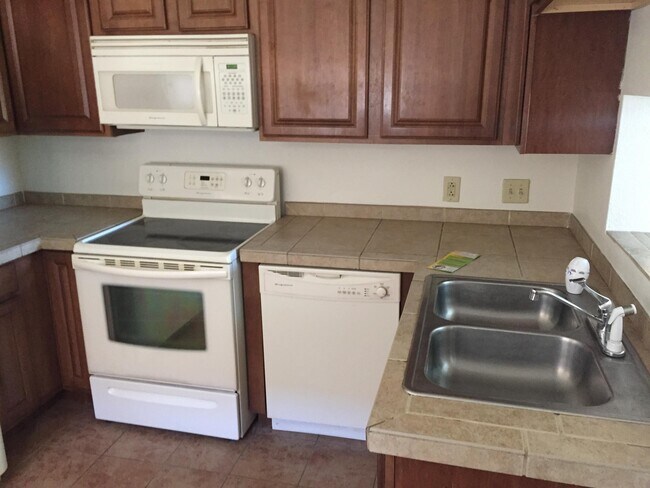 Photo - 1810 E Blacklidge Dr