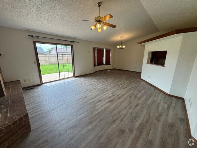 Building Photo - 3 bed 2 bath, 2 car, NEW LVP! Moore School... Rental