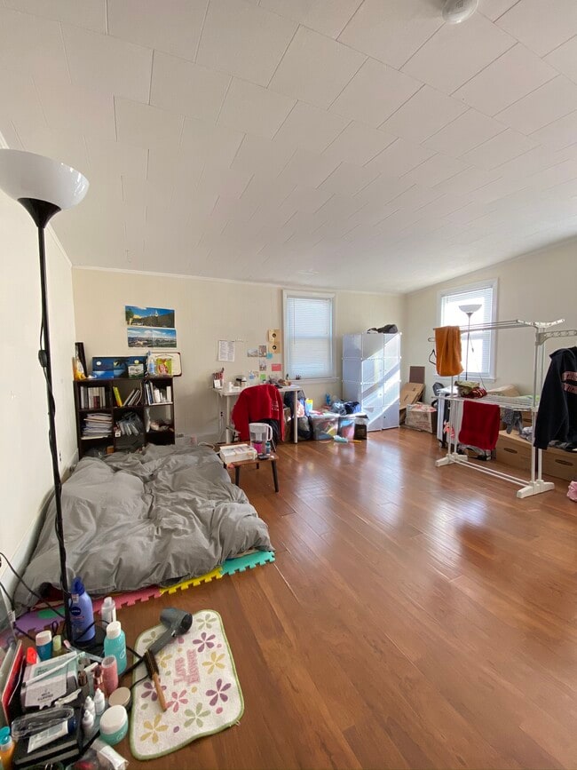 Building Photo - 49 Boylston St Unit 3