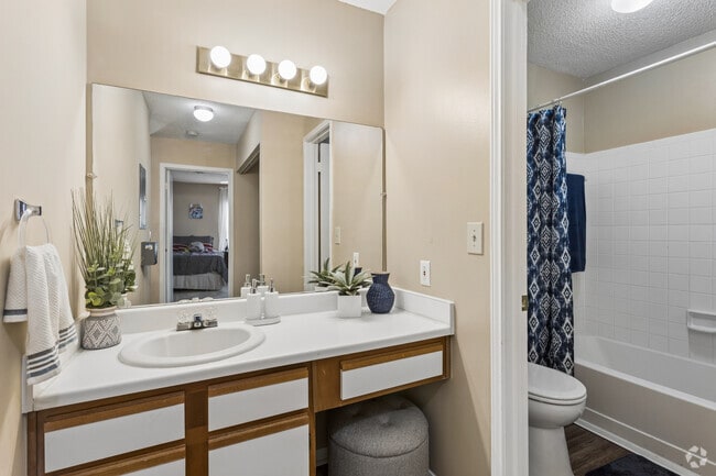 2BR, 2BA - 1,005SF - Second Bathroom