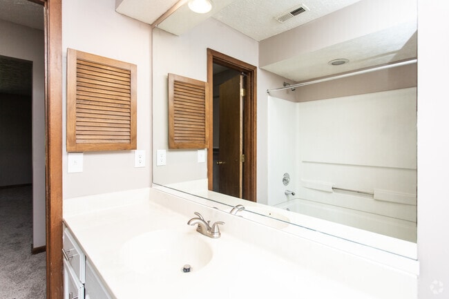 2BR, 1.5BA - 1,052 SF