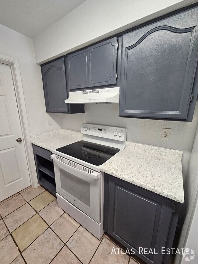 Building Photo - NOW AVAILABLE!! Renovated 2 Bedroom 1 Bath... Unit 4 Rental