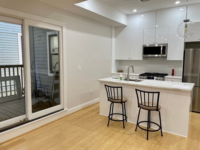 Photo - 258 W Broadway