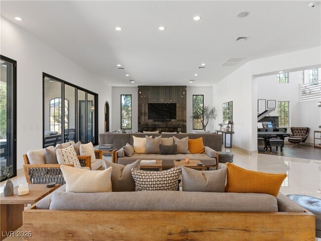 Photo - 190 Inveraray Ct