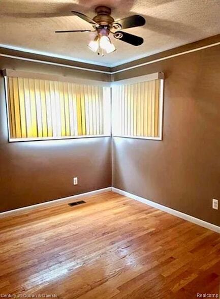 Photo - 32200 Fairchild St