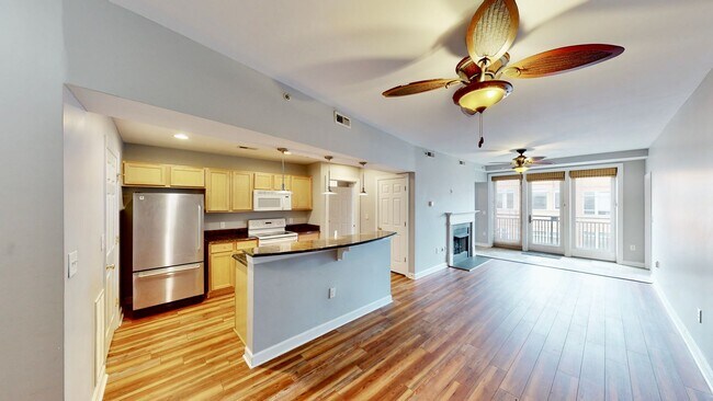 Building Photo - 718 W Trade St Unit 809