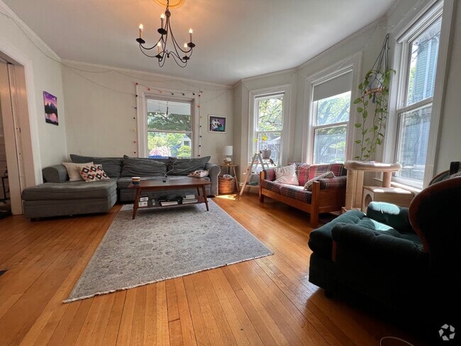 Building Photo - 9 Kenwood St Unit 1 Rental