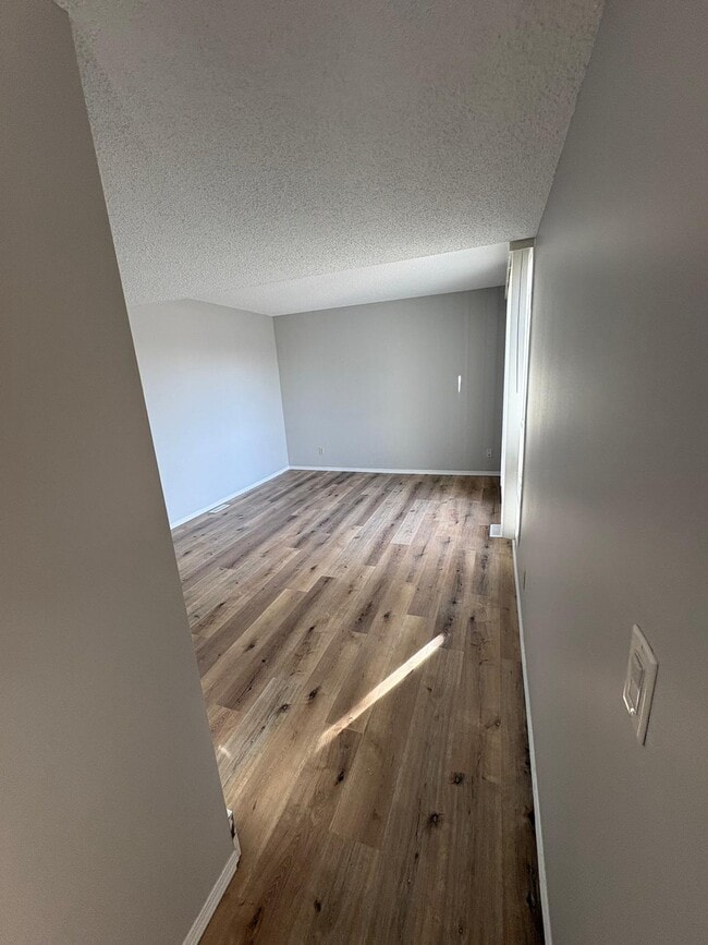 Building Photo - 3 Bedroom Townhouse in Whitehorn Unit 1