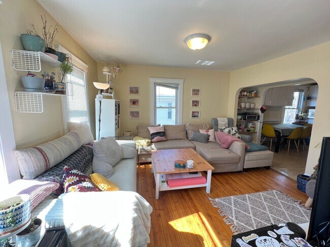 Photo - Awesome 3 bed in Somerville.... don't miss out!!