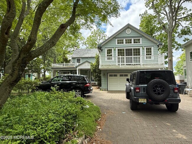 Photo - 3 Interlaken Dr House
