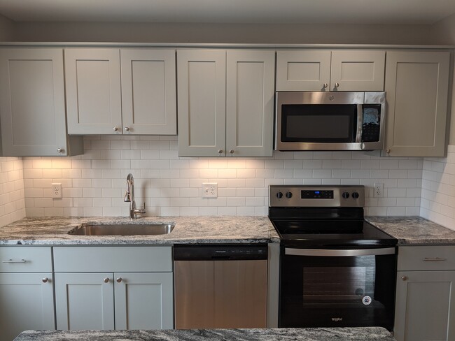 Photo - 209 N Meadow St Apartments