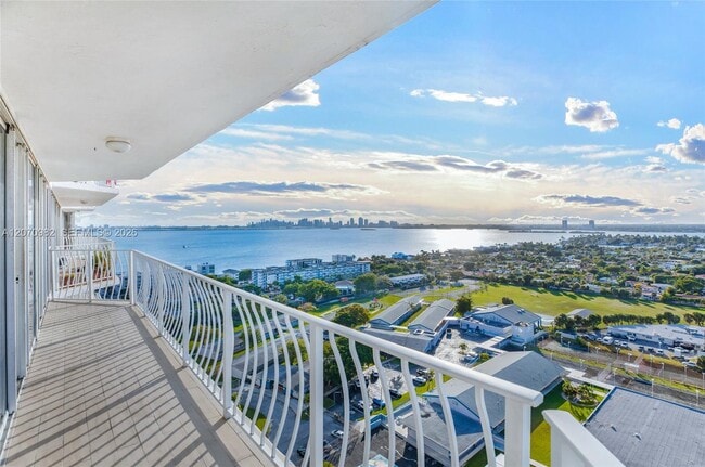 Building Photo - 7601 E Treasure Dr Unit 2203