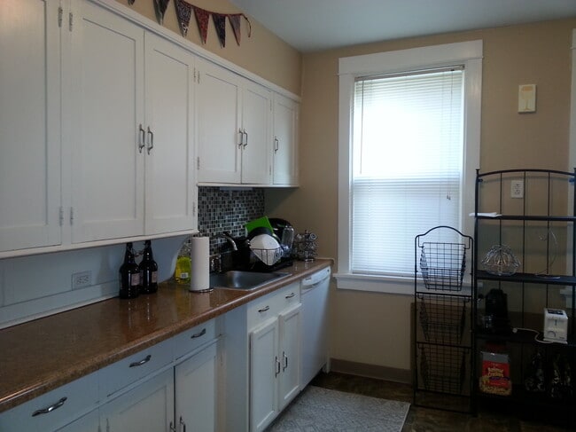 kitchen - 5901 Hobart St Unit 5901