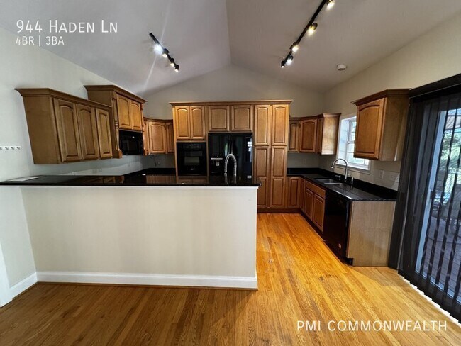 944 Haden Ln