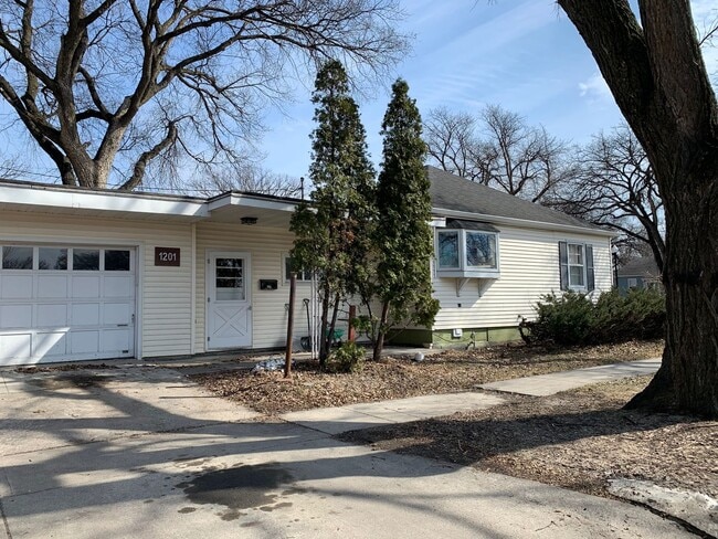 Photo - 5 Bed 2 Bath Home Near NDSU!