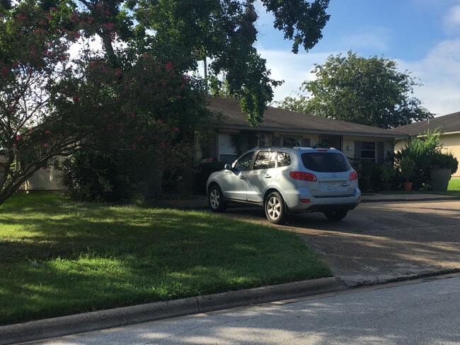 Building Photo - 2BR / 2BA Duplex with Fenced Yard in Bryan