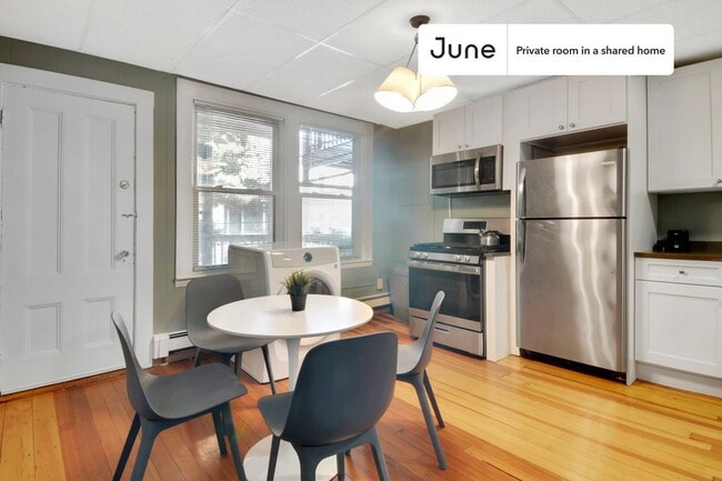 Room in Shared 4 bed/1 bath home in Polish Triangle