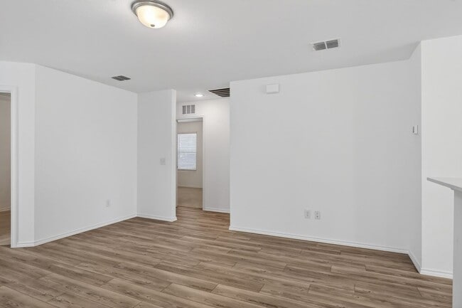 Photo - 605 Grenada Lk Dr