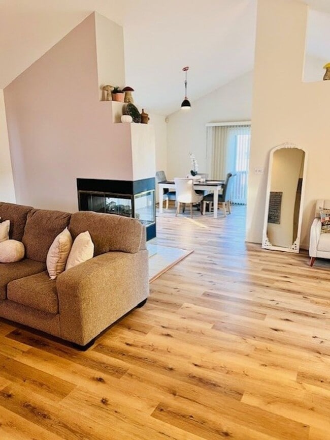 Photo - 1919 Cloverdale Way