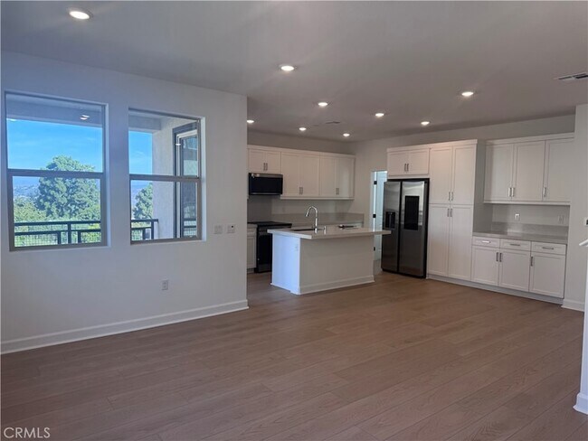 300 Honeysuckle Wy
