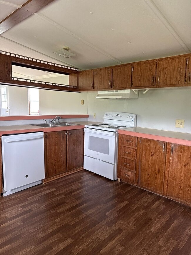 Photo - 2-Bedroom, 2-Bath Trailer with Scenic Views in Sparta, TN