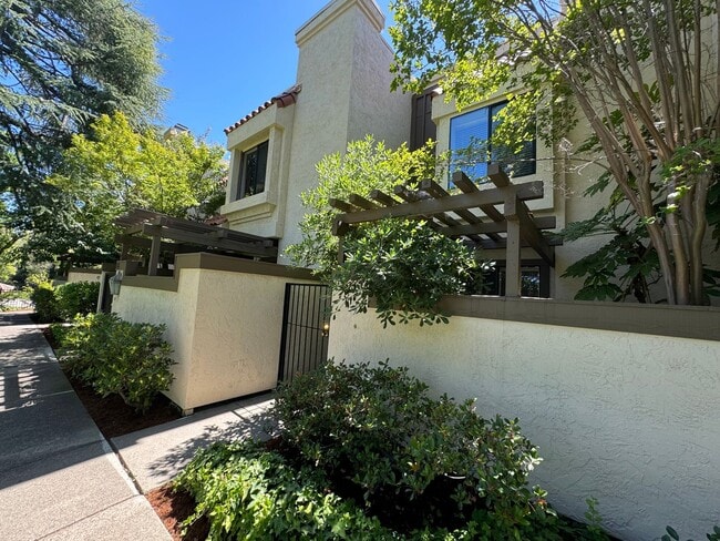 2 bedrooms, both w/attached baths, laundry... - 2 bedrooms, both w/attached baths, laundry... Condo