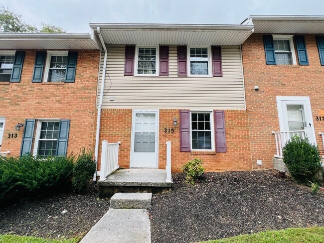2 Bedroom, 1.5 Bath Townhouse - 2 Bedroom, 1.5 Bath Townhouse